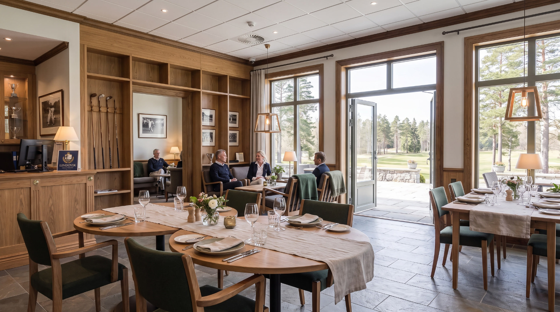 Restaurang och lounge med terrass mot banan